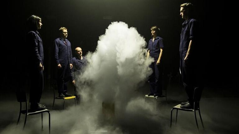 Schauspieler umkreisen auf der Bühne eine Nebelwolke: Das Theaterstück "Girl from the fog machine factory" von Thom Luz feiert auf dem Sommerfestival 2018 auf Kampnagel in Hamburg Premiere. Schauspieler umkreisen auf der Bühne eine Nebelwolke: Das Theaterstück "Girl from the fog machine factory" von Thom Luz feiert auf dem Sommerfestival 2018 auf Kampnagel in Hamburg Premiere.