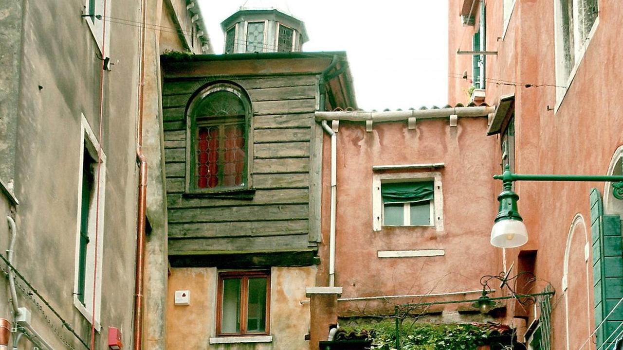 Was wie ein einfacher Bretterverschlag wirkt, ist die fast 500 Jahre alte Synagoge Scola Canton. Was wie ein einfacher Bretterverschlag wirkt, ist die fast 500 Jahre alte Synagoge Scola Canton.