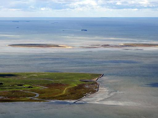 Die Insel Neuwerk mit den Inseln Scharhörn und Nigehörn im Hintergund (Im Nationalpark Hamburgisches Wattenmeer)