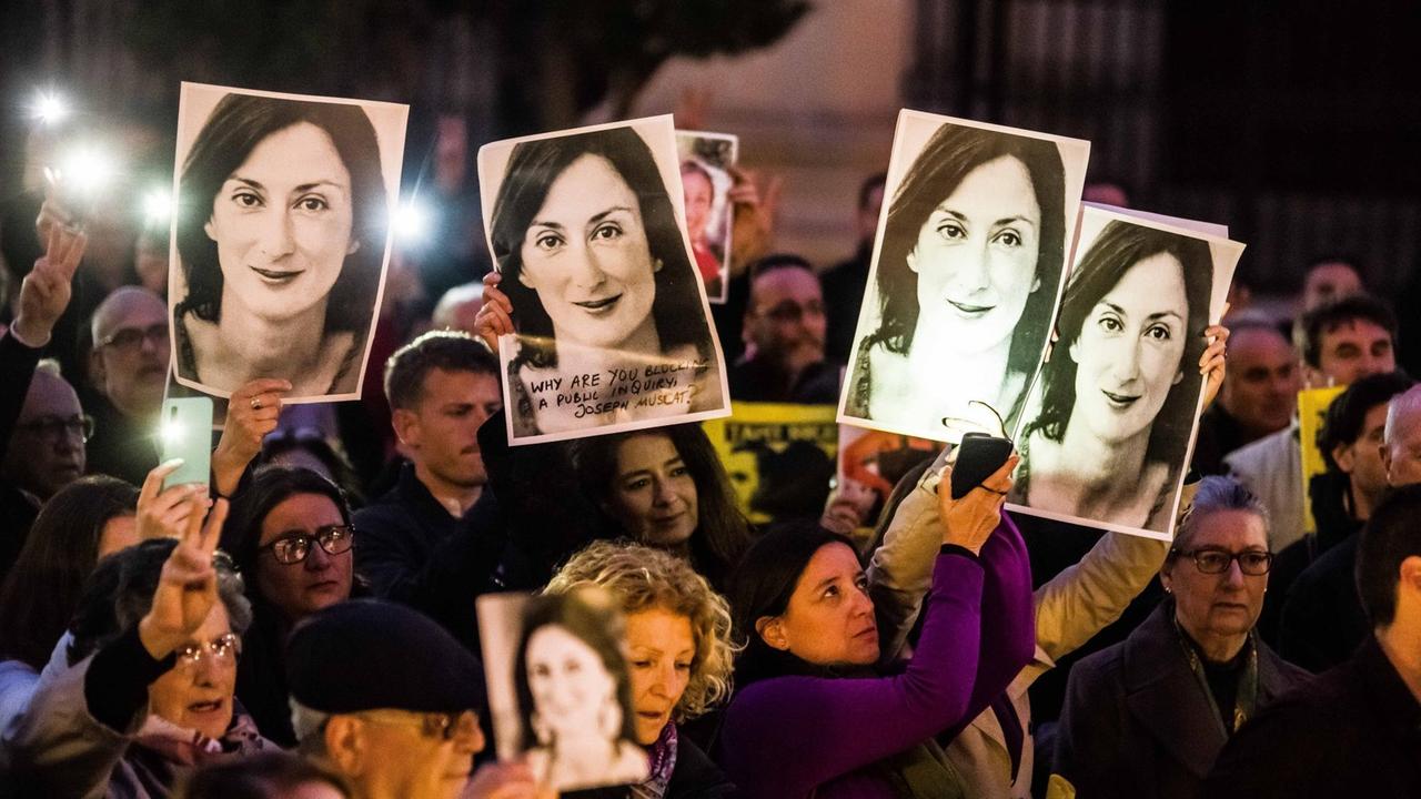 Demonstranten halten Bilder der ermordeten Journalistin Daphne Caruana Galizia in die Höhe. Demonstranten halten Bilder der ermordeten Journalistin Daphne Caruana Galizia in die Höhe.