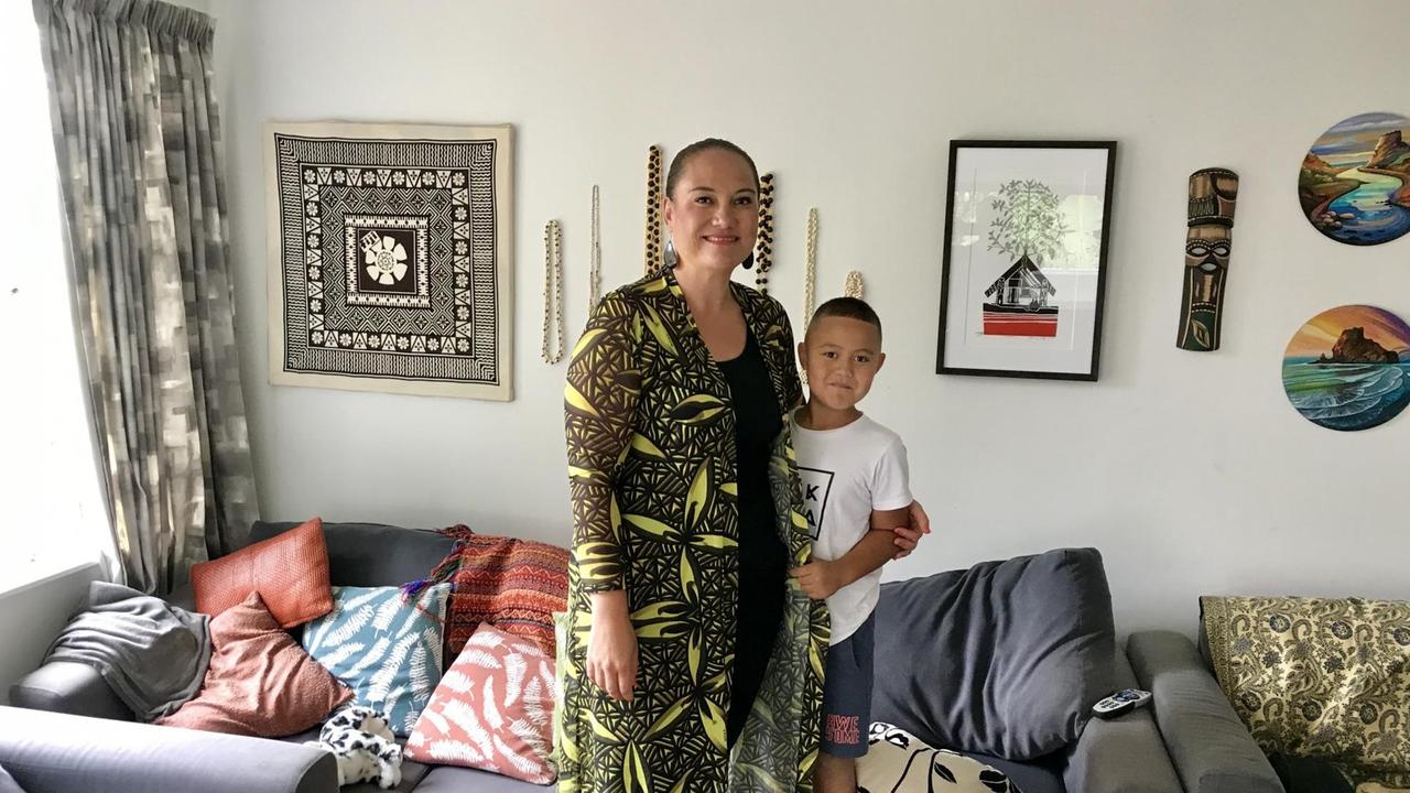 Carmel Sepuloni, die neuseeländische Ministerin für soziale Entwicklung, mit ihrem Sohn Isaiah.