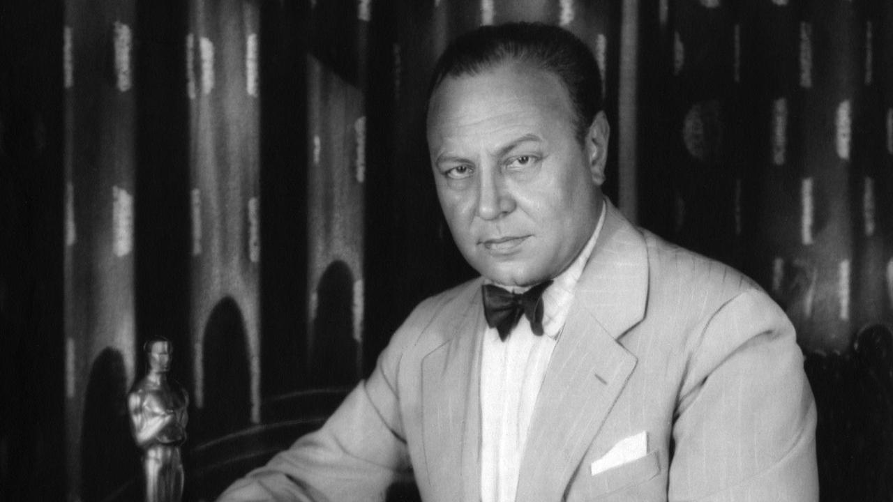 Mai 1929, USA, Los Angeles: Der deutsche Schauspieler Emil Jannings zeigt seine Trophäe, die erst später den Spitznamen "Oscar" erhielt. Jannings erhielt die allererste Auszeichnung als bester Schauspieler für die beiden in den USA gedrehten Stummfilme «Sein letzter Befehl» und «Der Weg allen Fleisches» - es ist bis heute der einzige Academy Award für einen deutschen Hauptdarsteller. Mai 1929, USA, Los Angeles: Der deutsche Schauspieler Emil Jannings zeigt seine Trophäe, die erst später den Spitznamen "Oscar" erhielt. Jannings erhielt die allererste Auszeichnung als bester Schauspieler für die beiden in den USA gedrehten Stummfilme «Sein letzter Befehl» und «Der Weg allen Fleisches» - es ist bis heute der einzige Academy Award für einen deutschen Hauptdarsteller.