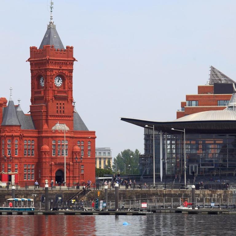 Das Pierhead-Gebäude (links) und der moderne Senedd sind beides Standorte der walisischen Nationalversammlung in Cardiff