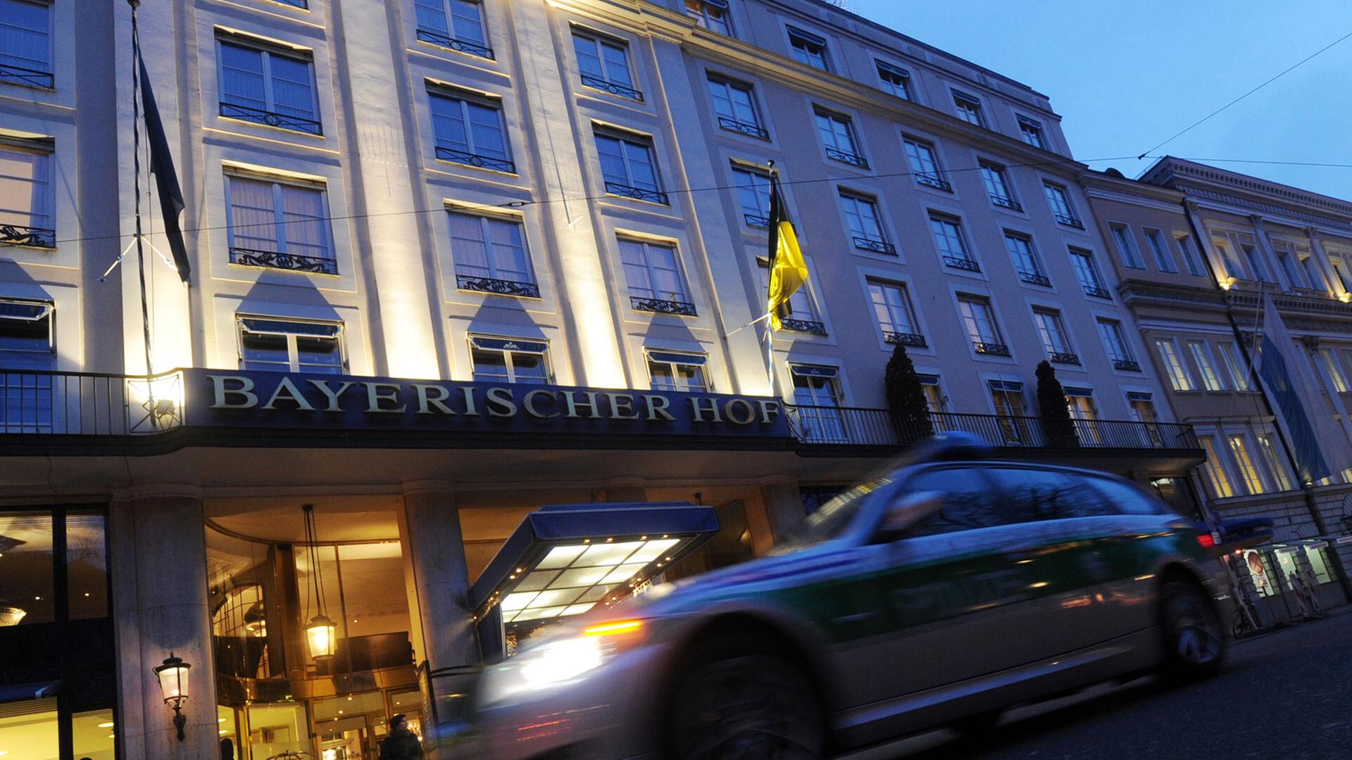 Ein Polizeifahrzeug fährt am 31.01.2014 in München (Bayern) vor Beginn der 50. Sicherheitskonferenz am Hotel Bayerischer Hof vorbei. Zu der Konferenz, die vom 31. Januar bis zum 2. Februar stattfindet, werden rund 20 Staats- und Regierungschefs sowie mindestens 50 Außen- und Verteidigungsminister erwartet. Ein Polizeifahrzeug fährt am 31.01.2014 in München (Bayern) vor Beginn der 50. Sicherheitskonferenz am Hotel Bayerischer Hof vorbei. Zu der Konferenz, die vom 31. Januar bis zum 2. Februar stattfindet, werden rund 20 Staats- und Regierungschefs sowie mindestens 50 Außen- und Verteidigungsminister erwartet.