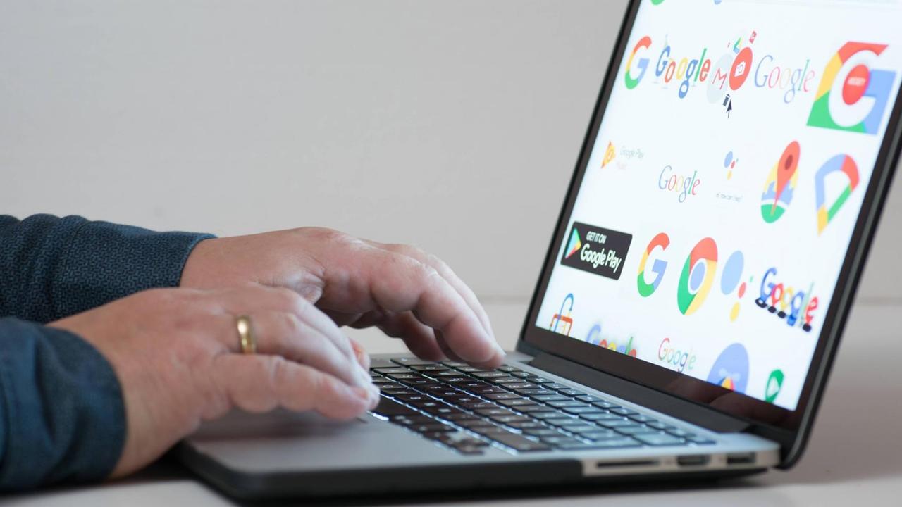 Ein Laptop mit Symbolen von Google-Diensten Ein Laptop mit Symbolen von Google-Diensten