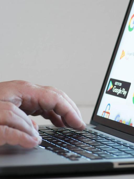 Ein Laptop mit Symbolen von Google-Diensten