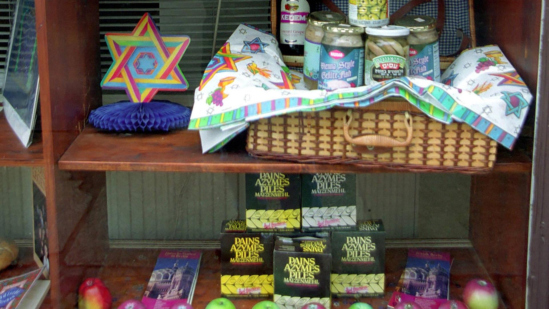 Schaufenster eines Lebensmittelgeschäfts mit Jüdischen Spezialitäten in Berlin. Schaufenster eines Lebensmittelgeschäfts mit Jüdischen Spezialitäten in Berlin.