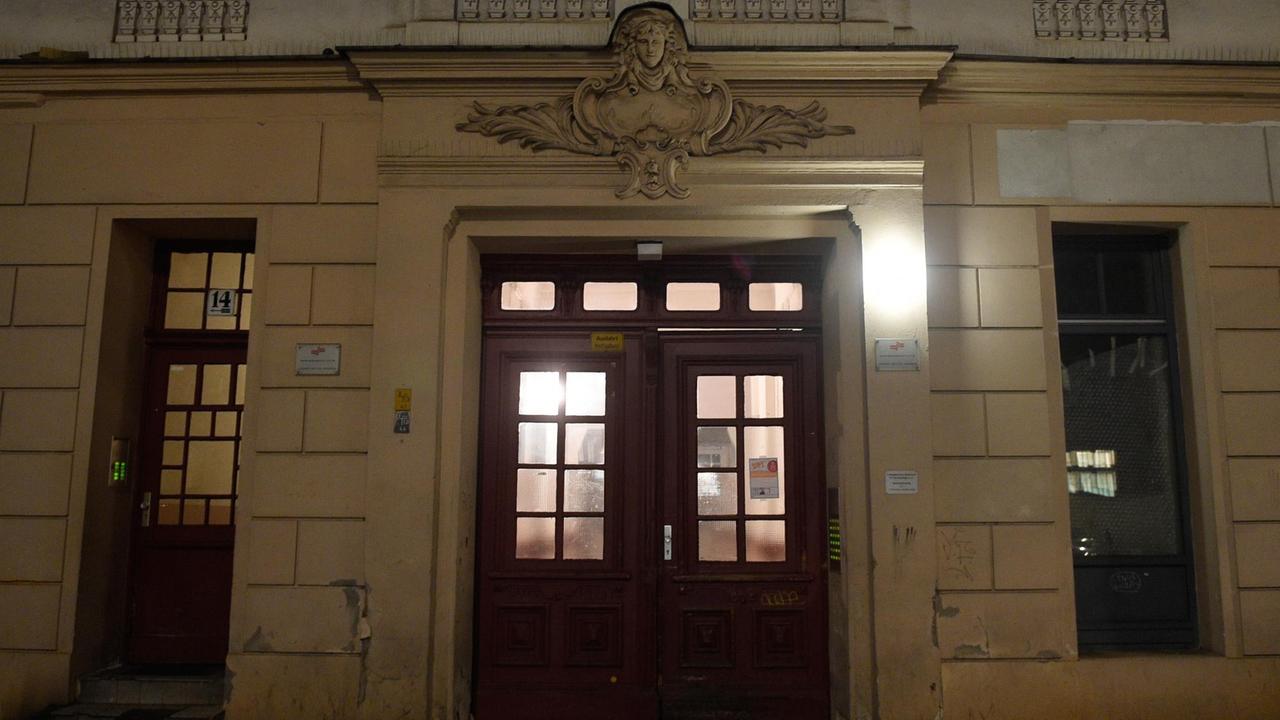 Der Hauseingang zu den Räumen des Moschee-Vereins "Fussilet 33" im Berliner Stadtteil Moabit. Der Hauseingang zu den Räumen des Moschee-Vereins "Fussilet 33" im Berliner Stadtteil Moabit.