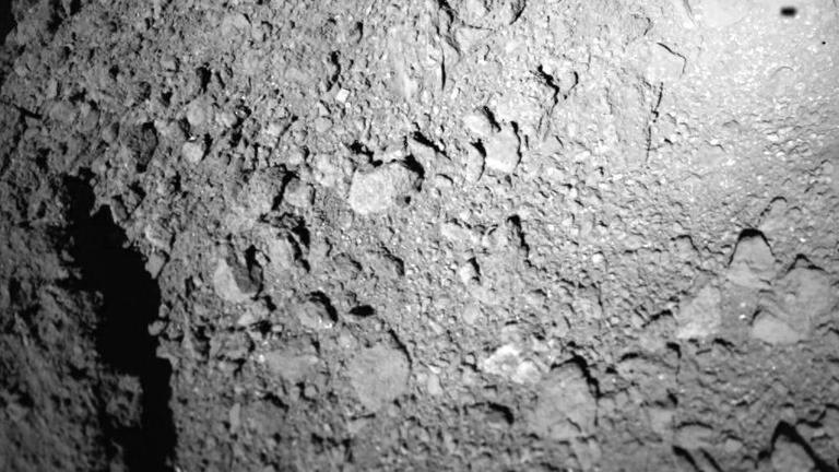Zu sehen ist eine Aufnahme, die der deutsch-französische Lander "Mascot" von dem Asteroiden Ryugu gemacht hat. Zu sehen ist eine Aufnahme, die der deutsch-französische Lander "Mascot" von dem Asteroiden Ryugu gemacht hat.