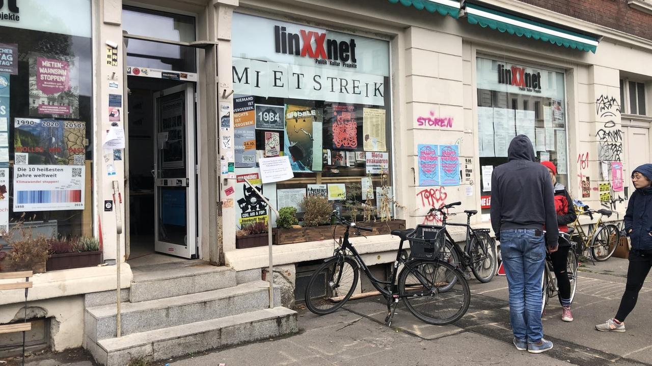 Die Schaufenster des Büros der Linken-Politikerin Juliane Nagel in Leipzig-Connewitz. Darin zahlreiche Plakate und Flugblätter, außerdem ein Transparent "Mietstreik". Die Schaufenster des Büros der Linken-Politikerin Juliane Nagel in Leipzig-Connewitz. Darin zahlreiche Plakate und Flugblätter, außerdem ein Transparent "Mietstreik".