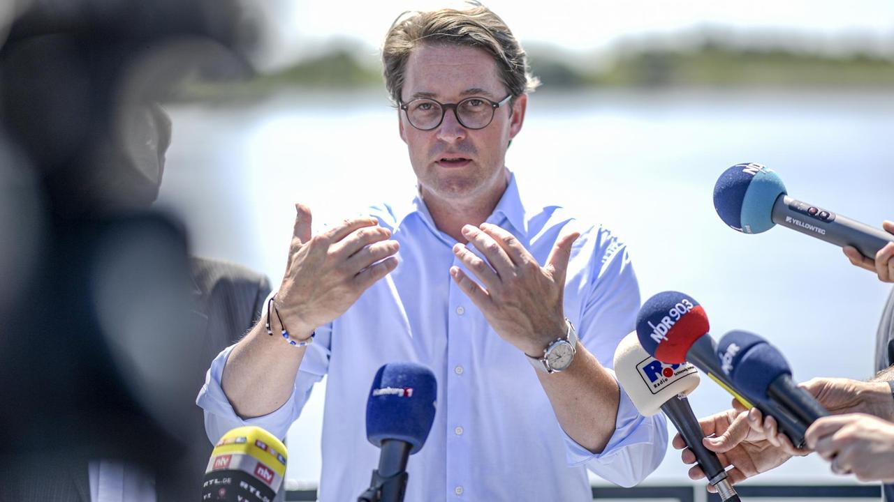 Verkehrsminister Andreas Scheuer (CSU) spricht beim Auftakt des Fahrrinnenausbaus für die Elbvertiefung. Verkehrsminister Andreas Scheuer (CSU) spricht beim Auftakt des Fahrrinnenausbaus für die Elbvertiefung.