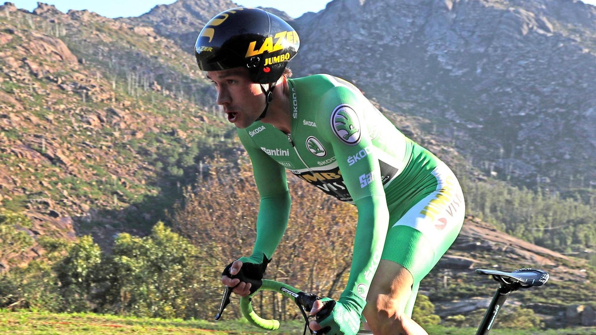 Primoz Roglic im engen Trikot und Zeitfahr-Helm auf dem Rad Primoz Roglic im engen Trikot und Zeitfahr-Helm auf dem Rad