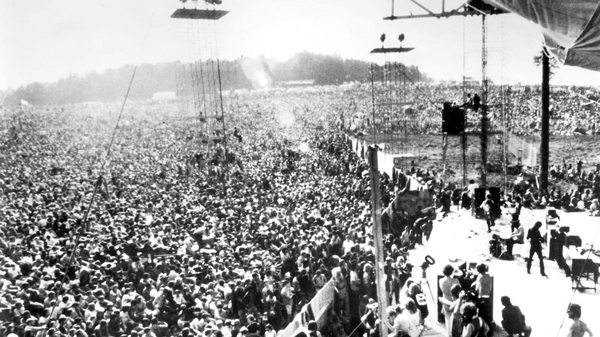 Eine Luftaufnahme zeigt das Gelände des Woodstock Festivals im August 1969.