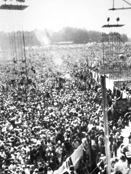 Eine Luftaufnahme zeigt das Gelände des Woodstock Festivals im August 1969.