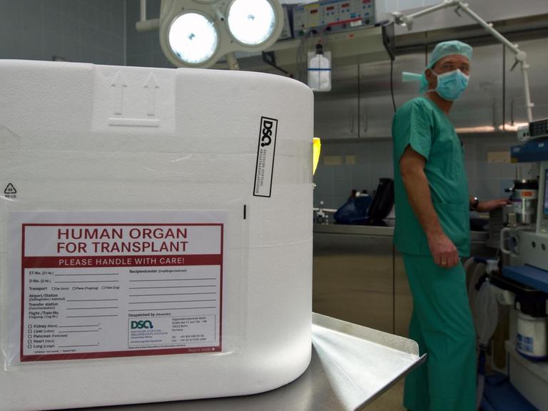 Ein Styropor-Behälter zum Transport von zur Transplantation vorgesehenen Organen im Operationssaal eines Krankenhauses