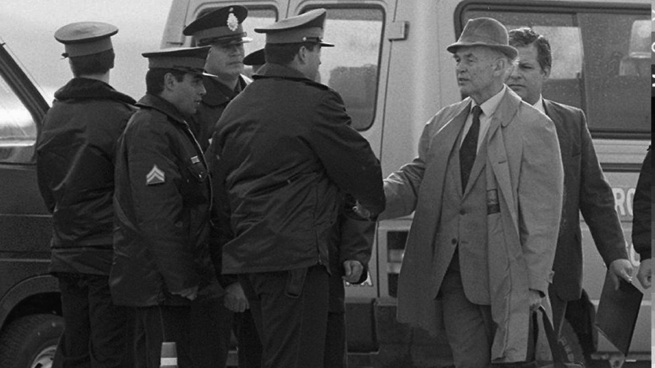 Erich Priebke verabschiedet sich von argentinischen Polizisten. Erich Priebke verabschiedet sich von argentinischen Polizisten.