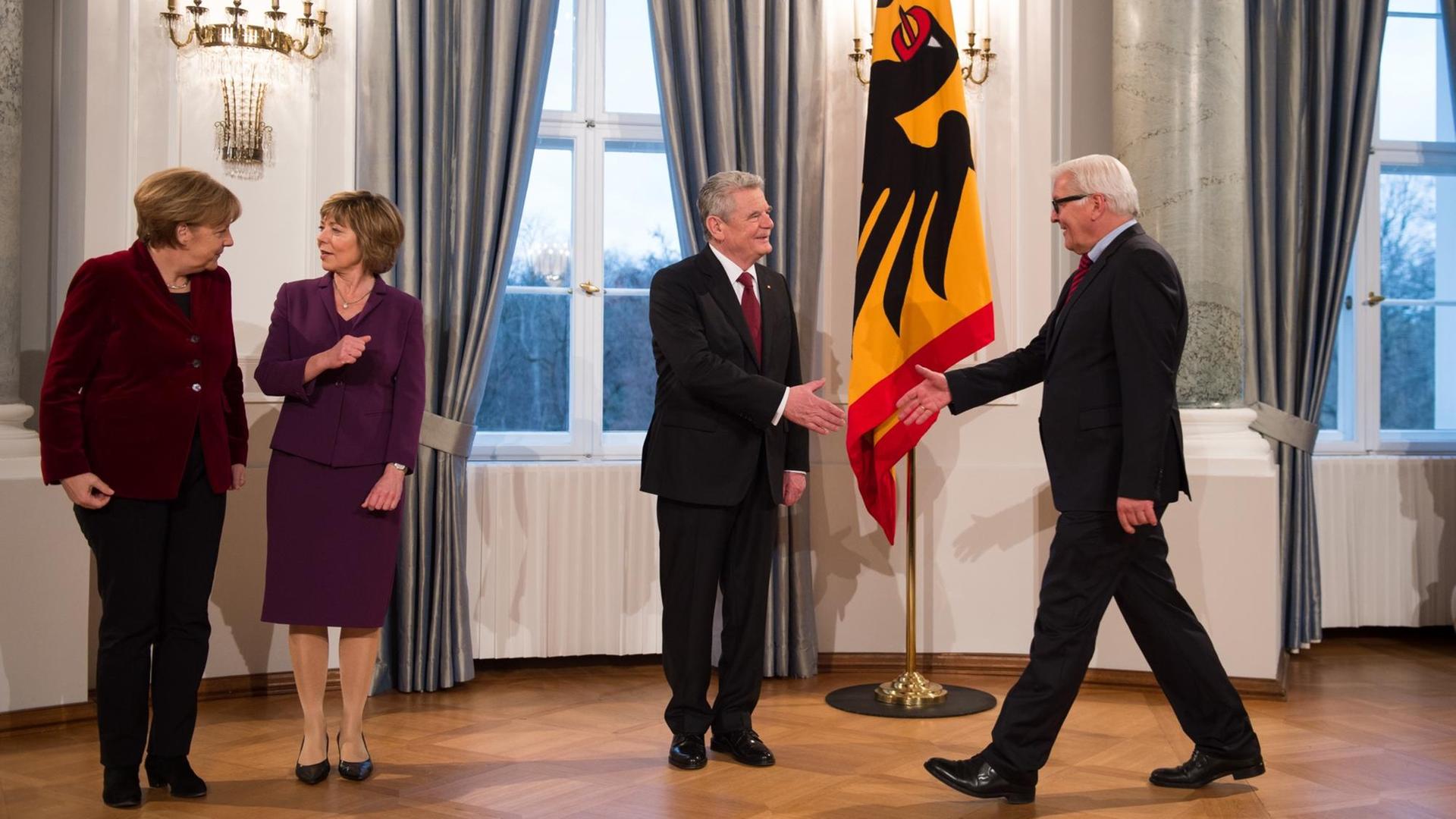 Bundespräsident Joachim Gauck und seine Lebensgefährtin Daniela Schadt begrüßen am 09.01.2015 Bundesaußenminister Frank-Walter Steinmeier (SPD) und Bundeskanzlerin Angela Merkel zum Neujahrsempfang im Schloss Bellevue in Berlin. Gauck reicht Steinmeier die Hand. Bundespräsident Joachim Gauck und seine Lebensgefährtin Daniela Schadt begrüßen am 09.01.2015 Bundesaußenminister Frank-Walter Steinmeier (SPD) und Bundeskanzlerin Angela Merkel zum Neujahrsempfang im Schloss Bellevue in Berlin. Gauck reicht Steinmeier die Hand.