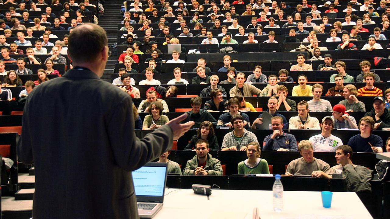 Studenten an der Rheinisch-Westfälischen Technischen Hochschule (RWTH) Aachen in einer Vorlesung