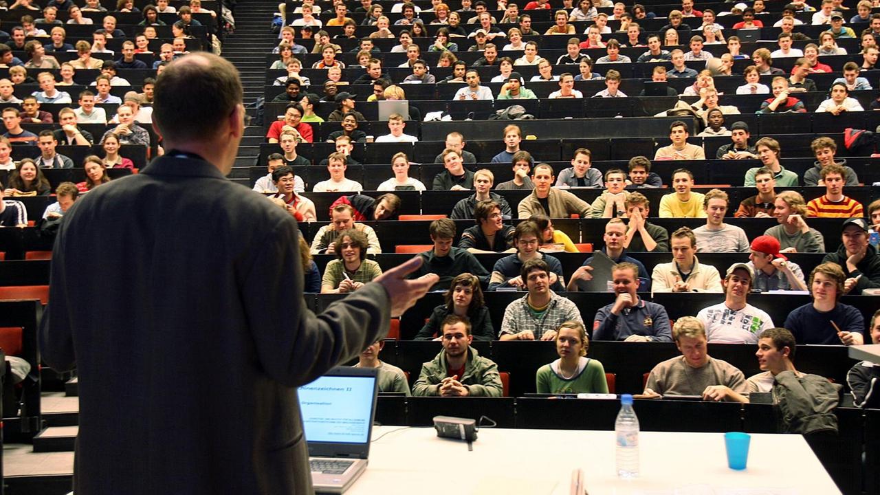 Studenten an der Rheinisch-Westfälischen Technischen Hochschule (RWTH) Aachen in einer Vorlesung Studenten an der Rheinisch-Westfälischen Technischen Hochschule (RWTH) Aachen in einer Vorlesung