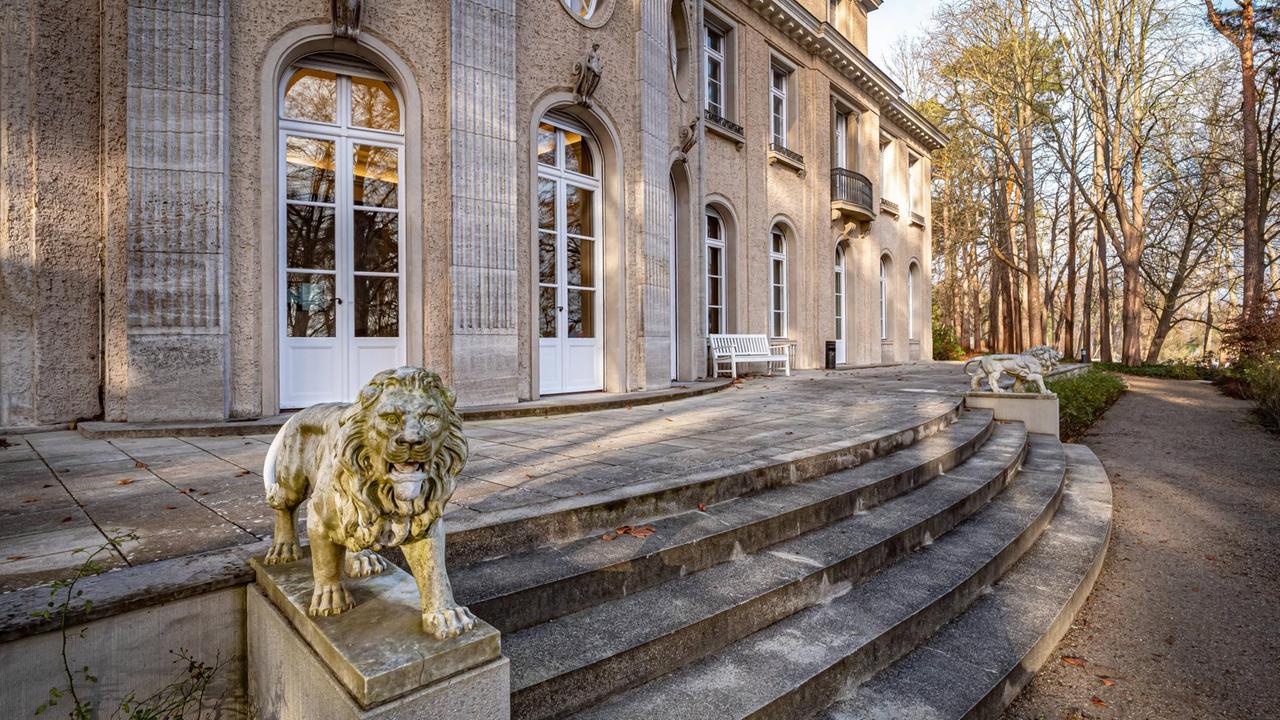 Außenansicht einer großen Villa Außenansicht einer großen Villa
