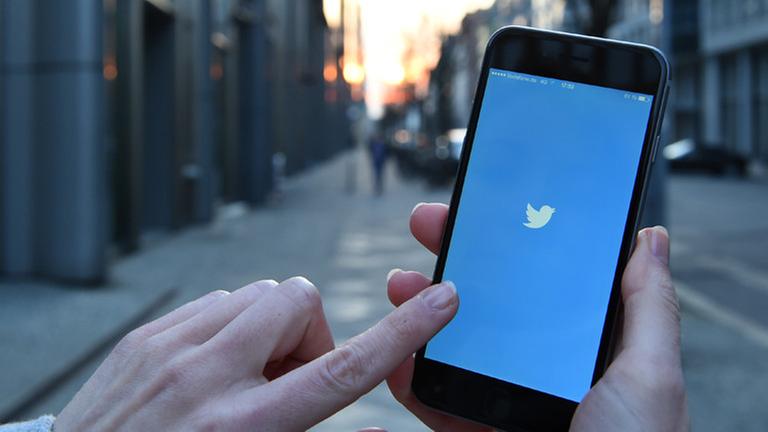 Auf dem Display eines iPhone 6 wird am 20.03.2015 die App "Twitter" als Icon angezeigt. Auf dem Display eines iPhone 6 wird am 20.03.2015 die App "Twitter" als Icon angezeigt.