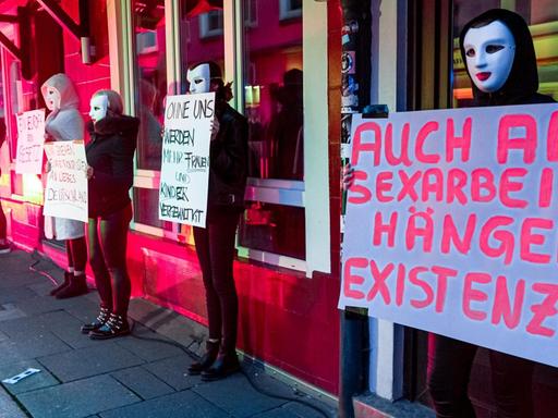 Mehrere hundert Prostituierte und Bordellbetreiber fordern in Hamburg, dass sie ihr Gewerbe wieder aufnehmen dürfen.