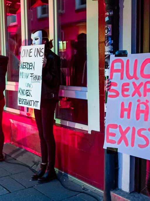 Mehrere hundert Prostituierte und Bordellbetreiber fordern in Hamburg, dass sie ihr Gewerbe wieder aufnehmen dürfen.