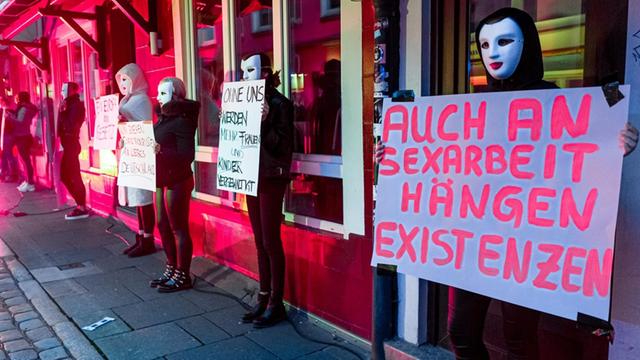 Mehrere hundert Prostituierte und Bordellbetreiber fordern in Hamburg, dass sie ihr Gewerbe wieder aufnehmen dürfen.