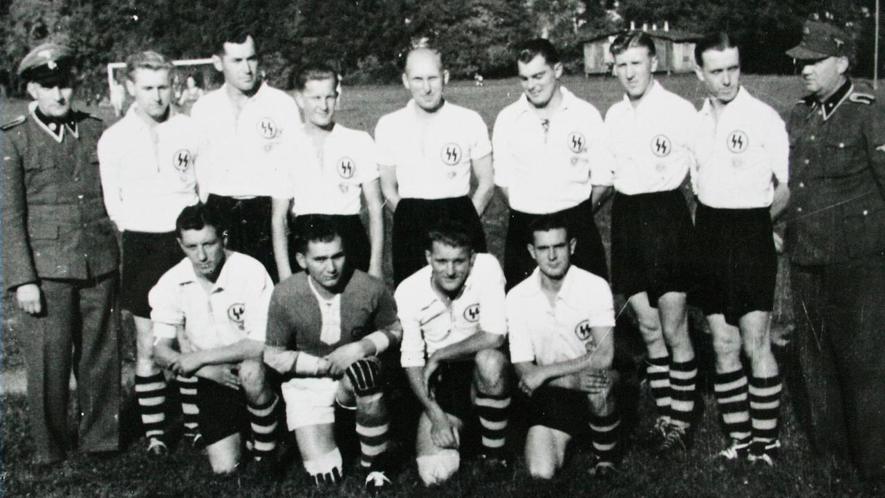 Ein historisches Mannschaftsfoto in schwarz-weiß zeigt die Fußballmannschaft der SS im KZ Mauthausen.