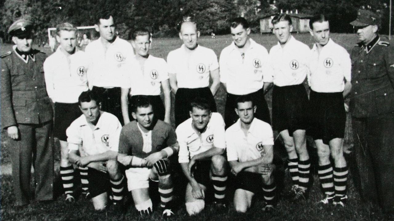 Ein historisches Mannschaftsfoto in schwarz-weiß zeigt die Fußballmannschaft der SS im KZ Mauthausen. Ein historisches Mannschaftsfoto in schwarz-weiß zeigt die Fußballmannschaft der SS im KZ Mauthausen.
