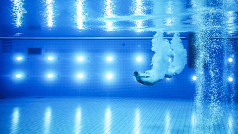Eine Turmspringerin unter Wasser; fotografiert bei den Europameisterschaften 2014 in Berlin