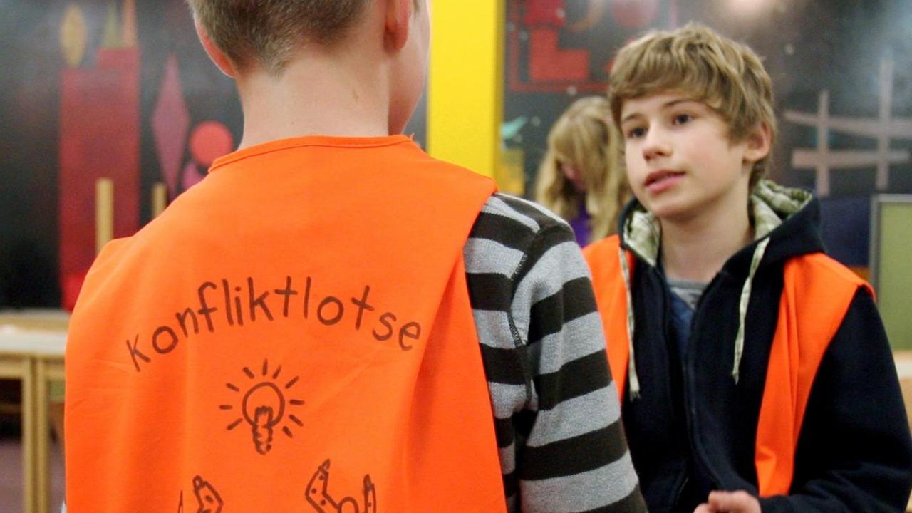 Schülerinnen und Schüler der sechsten Klasse nehmen am Mittwoch (25.11.2009) in der Reinhardswald-Grundschule im Stadtteil Kreuzberg in Berlin an der Konfliktlotsen-AG teil. An der Schule ist jedes dritte Kind nicht deutscher Herkunft, dort müssen sich potenzielle Konfliktlotsen offiziell um das Amt bewerben ? der Andrang ist groß. Außerdem reichen die Schüler Vorschläge ein, wen sie für geeignet halten. Konfliktlotsen: In ihrer Ausbildung lernen sie nicht nur, wie sie neutral einen Streit beilegen können. Sie üben auch, bei handgreiflichen Auseinandersetzungen energisch dazwischenzugehen. Foto: Alina Novopashina dpa +++(c) dpa - Report+++ | Verwendung weltweit Schülerinnen und Schüler der sechsten Klasse nehmen am Mittwoch (25.11.2009) in der Reinhardswald-Grundschule im Stadtteil Kreuzberg in Berlin an der Konfliktlotsen-AG teil. An der Schule ist jedes dritte Kind nicht deutscher Herkunft, dort müssen sich potenzielle Konfliktlotsen offiziell um das Amt bewerben ? der Andrang ist groß. Außerdem reichen die Schüler Vorschläge ein, wen sie für geeignet halten. Konfliktlotsen: In ihrer Ausbildung lernen sie nicht nur, wie sie neutral einen Streit beilegen können. Sie üben auch, bei handgreiflichen Auseinandersetzungen energisch dazwischenzugehen. Foto: Alina Novopashina dpa +++(c) dpa - Report+++ | Verwendung weltweit