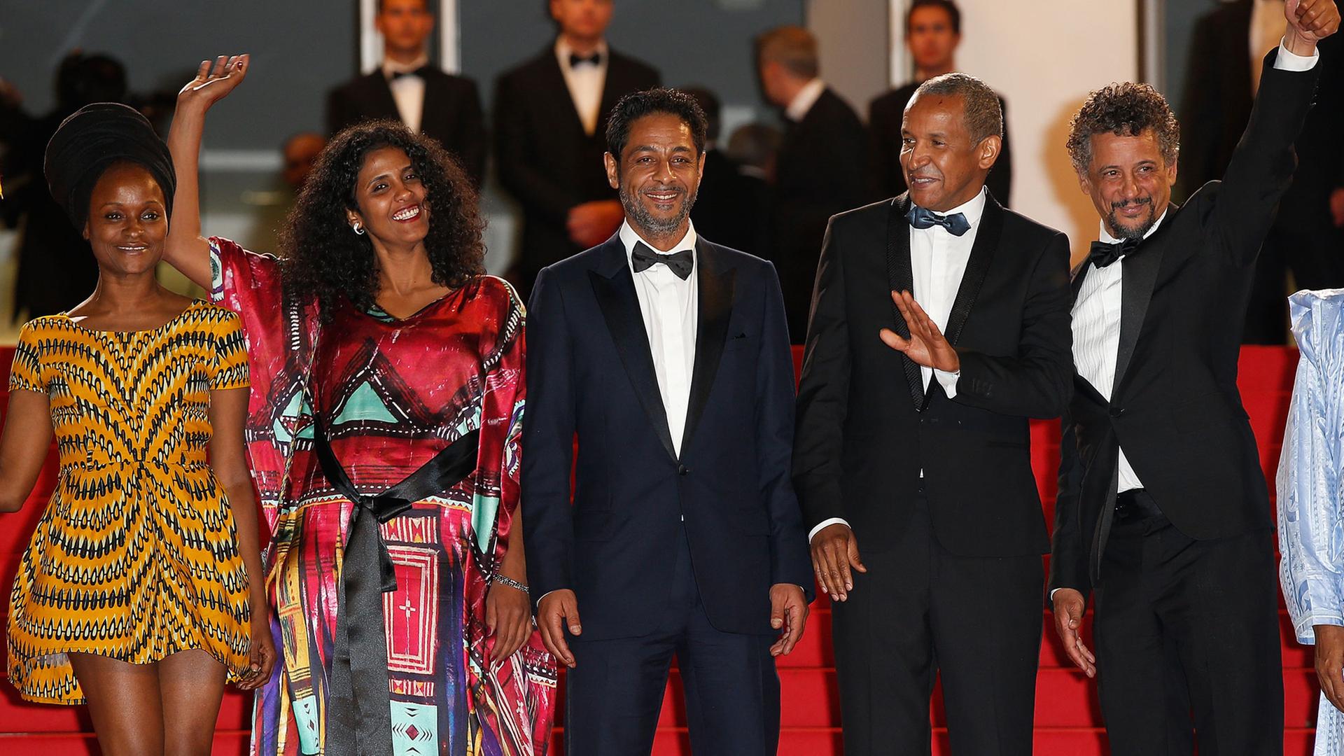 Die Schauspielerinnen Kettly Noel und Toulou Kiki, Schauspieler Hichem Yacoubi, der Regisseur Abderrahmane Sissako und der Schauspieler Abel Jafri beim Cannes Film Festival (von links) Die Schauspielerinnen Kettly Noel und Toulou Kiki, Schauspieler Hichem Yacoubi, der Regisseur Abderrahmane Sissako und der Schauspieler Abel Jafri beim Cannes Film Festival (von links)