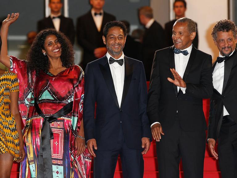 Die Schauspielerinnen Kettly Noel und Toulou Kiki, Schauspieler Hichem Yacoubi, der Regisseur Abderrahmane Sissako und der Schauspieler Abel Jafri beim Cannes Film Festival (von links)