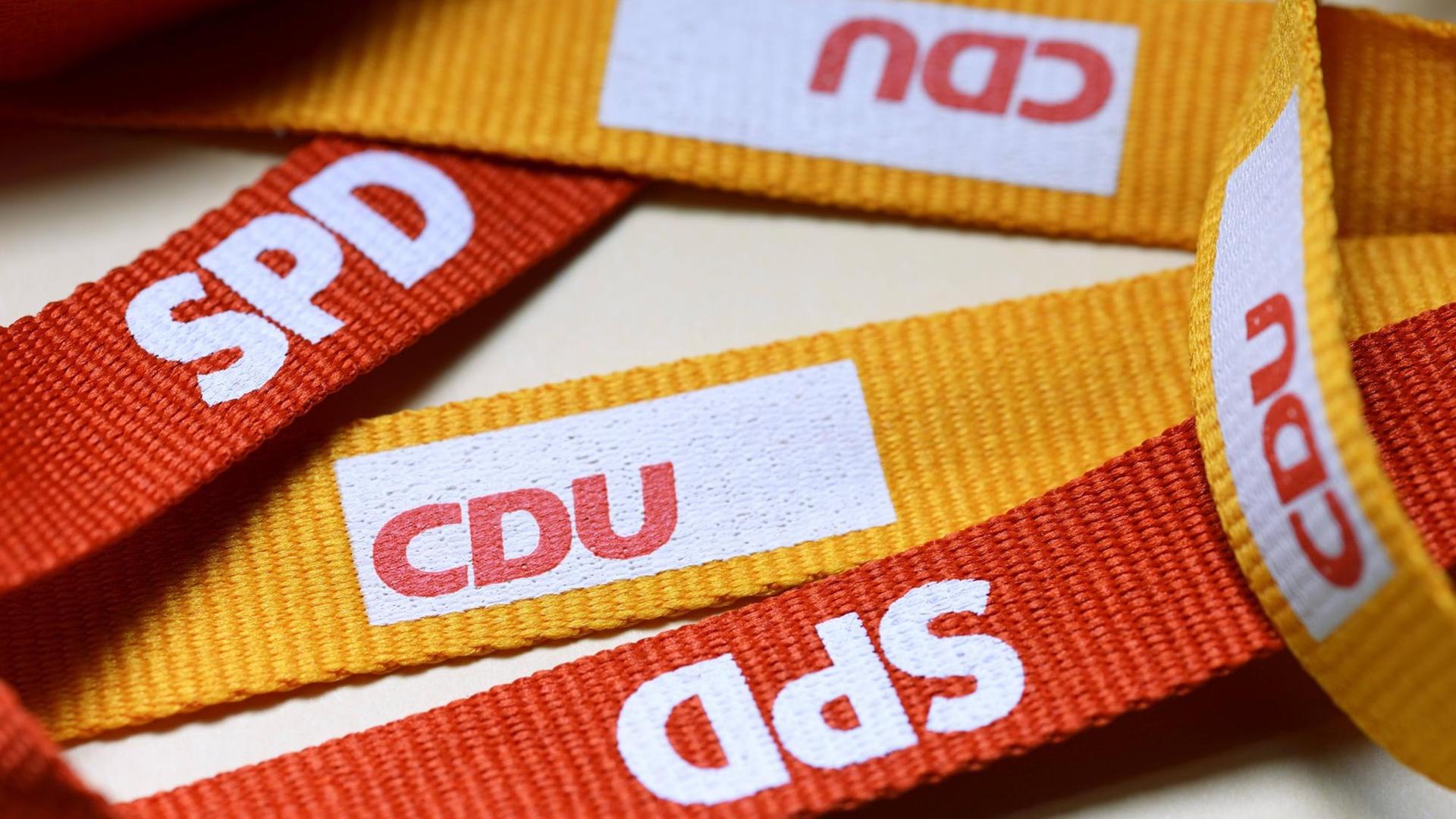 Symbolbild für die Große Koalition: Logos von CDU und SPD auf Schlüsselbändern Symbolbild für die Große Koalition: Logos von CDU und SPD auf Schlüsselbändern