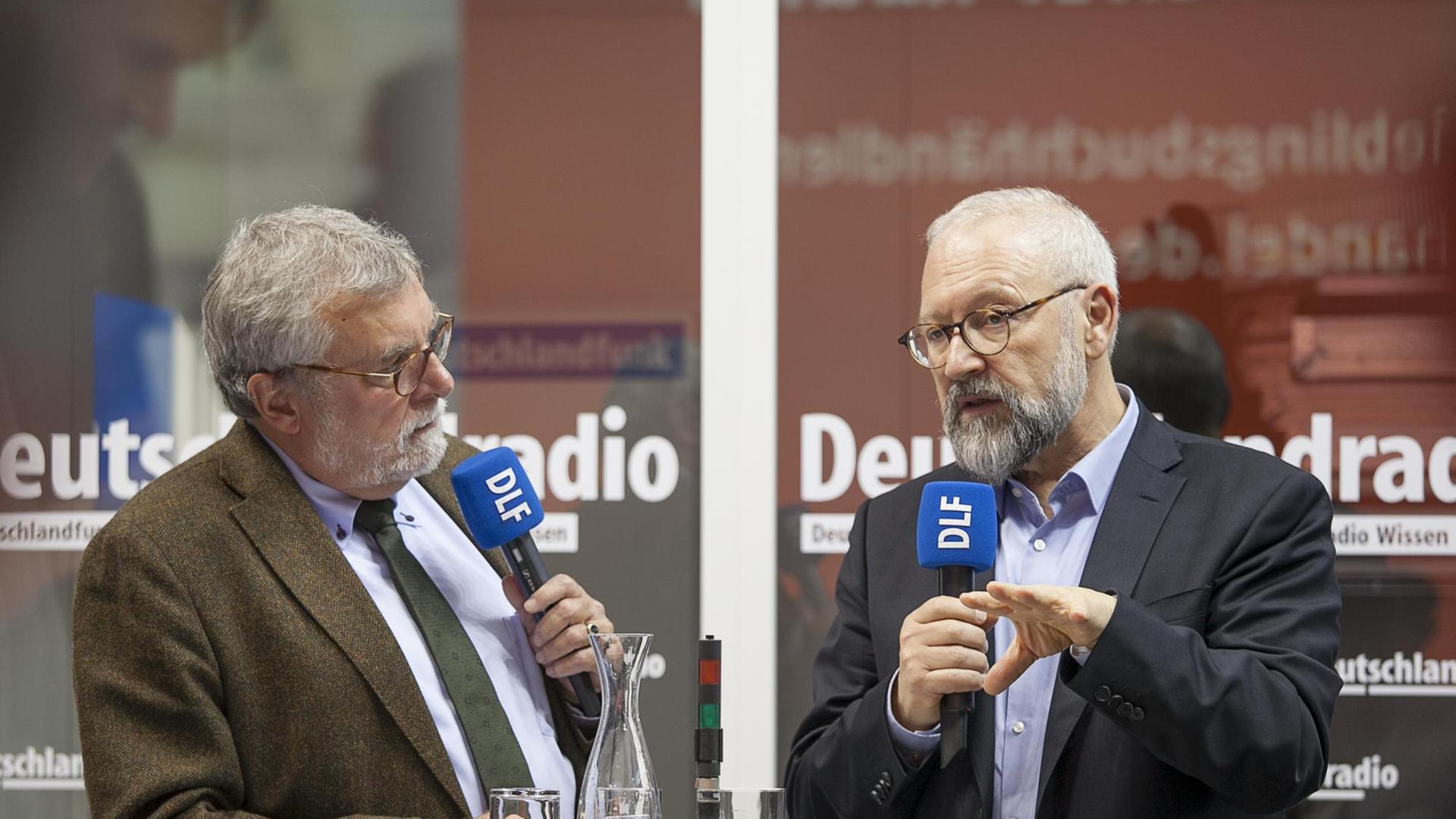 DLF-Redakteur Thilo Kößler im Gespräch mit dem Politologen Herfried Münkler (rechts) auf der Frankfurter Buchmesse DLF-Redakteur Thilo Kößler im Gespräch mit dem Politologen Herfried Münkler (rechts) auf der Frankfurter Buchmesse