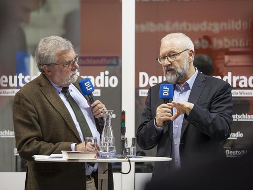 DLF-Redakteur Thilo Kößler im Gespräch mit dem Politologen Herfried Münkler (rechts) auf der Frankfurter Buchmesse