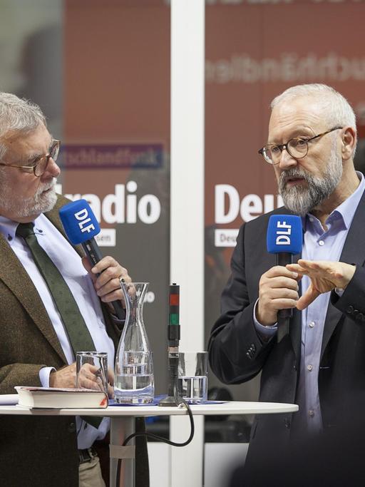 DLF-Redakteur Thilo Kößler im Gespräch mit dem Politologen Herfried Münkler (rechts) auf der Frankfurter Buchmesse