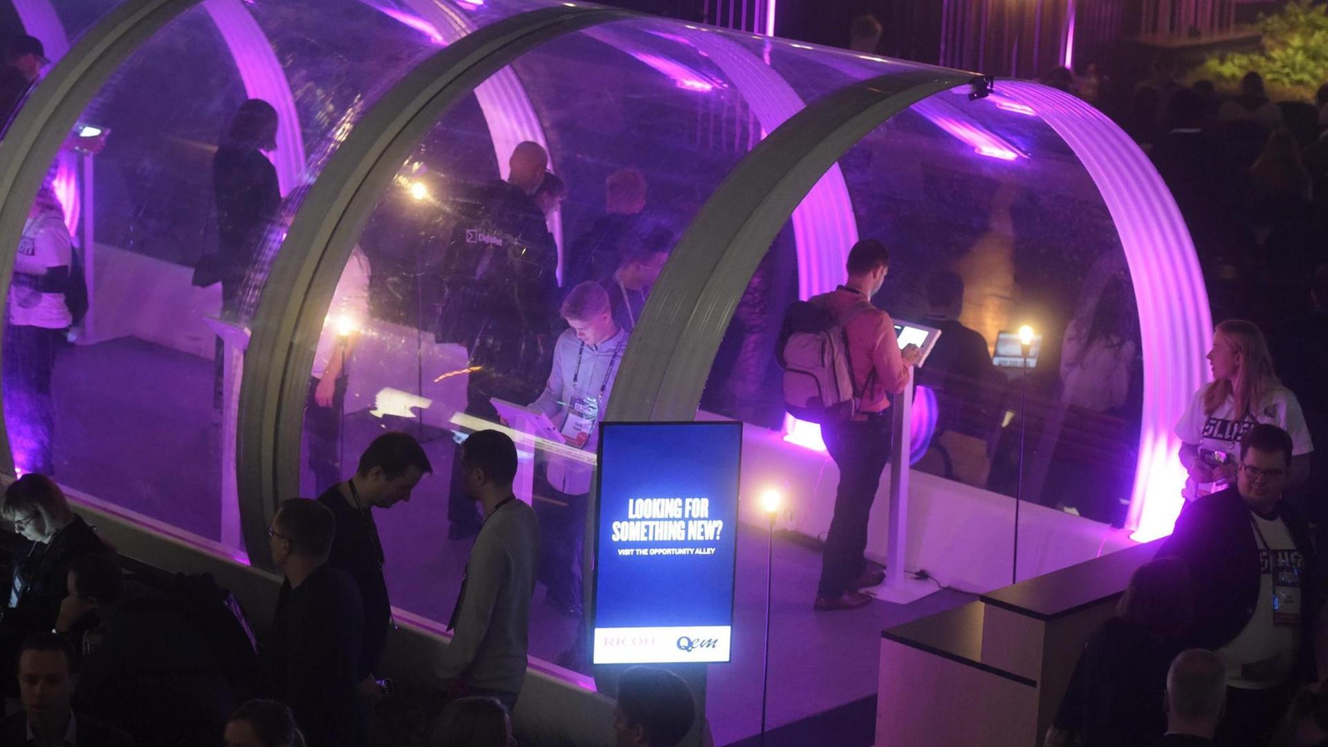 Tech-Konferenz Slush 2017 in Helsinki. People at the Slush 2017 startup and technology event in Helsinki, Finland, on November 30, 2017. Slush is the focal point for startups and tech talent to meet with top-tier international investors, executives and media to help the next generation of companies forward. Tech-Konferenz Slush 2017 in Helsinki. People at the Slush 2017 startup and technology event in Helsinki, Finland, on November 30, 2017. Slush is the focal point for startups and tech talent to meet with top-tier international investors, executives and media to help the next generation of companies forward.