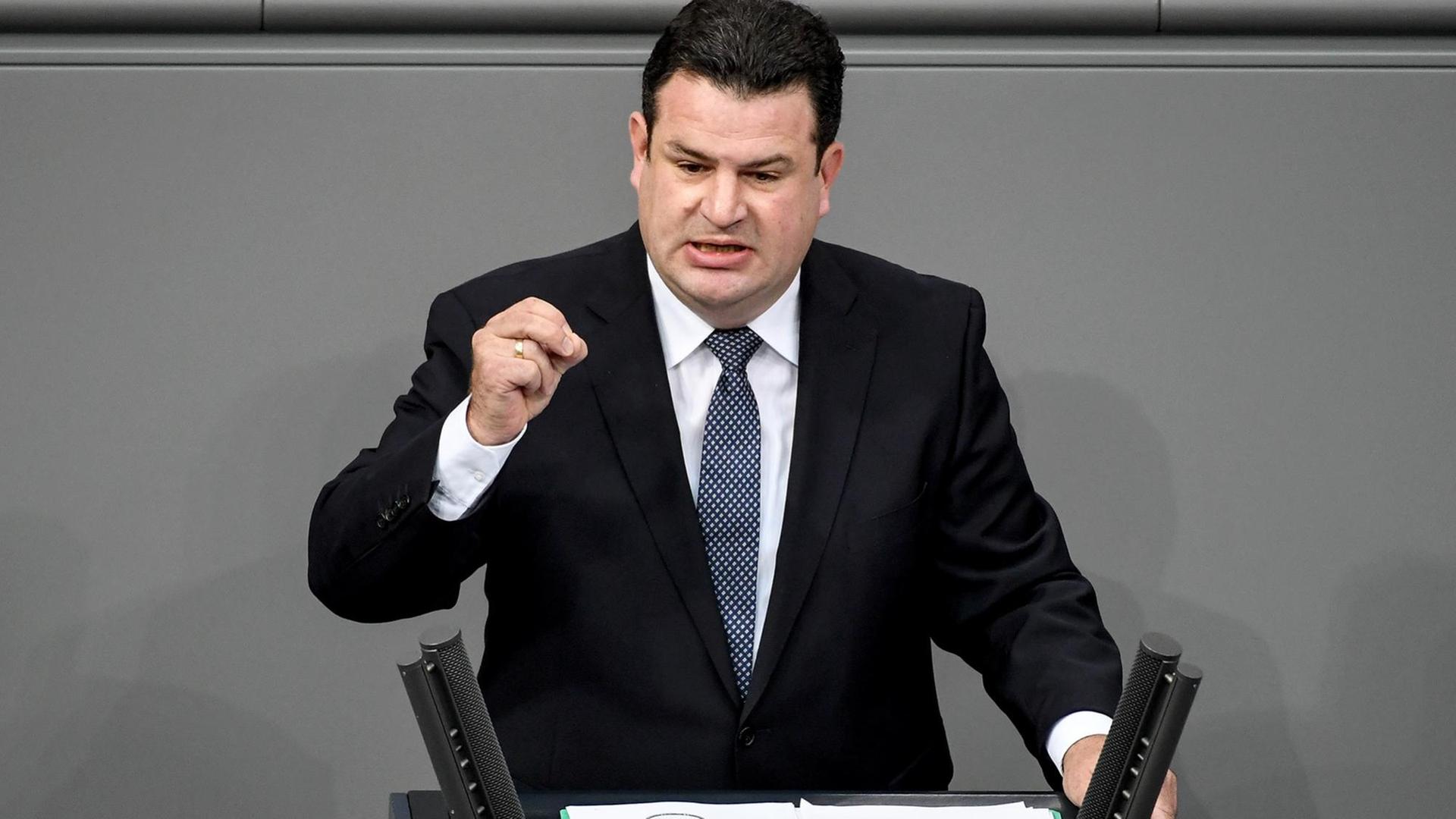 Berlin: Hubertus Heil (SPD), Bundesminister für Arbeit und Soziales, spricht bei der 113. Sitzung des Bundestages.