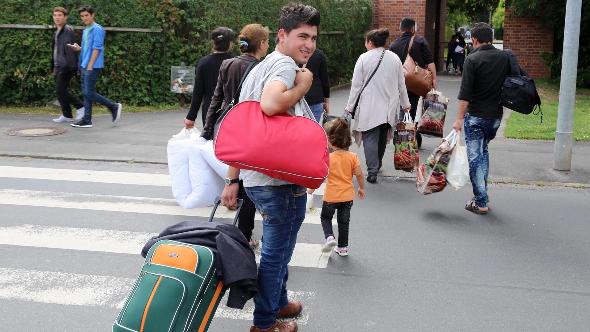Eine irakische Familie kommt am 14.07.2015 im Grenzdurchgangslager Friedland (Niedersachsen) an. Eine irakische Familie kommt am 14.07.2015 im Grenzdurchgangslager Friedland (Niedersachsen) an.