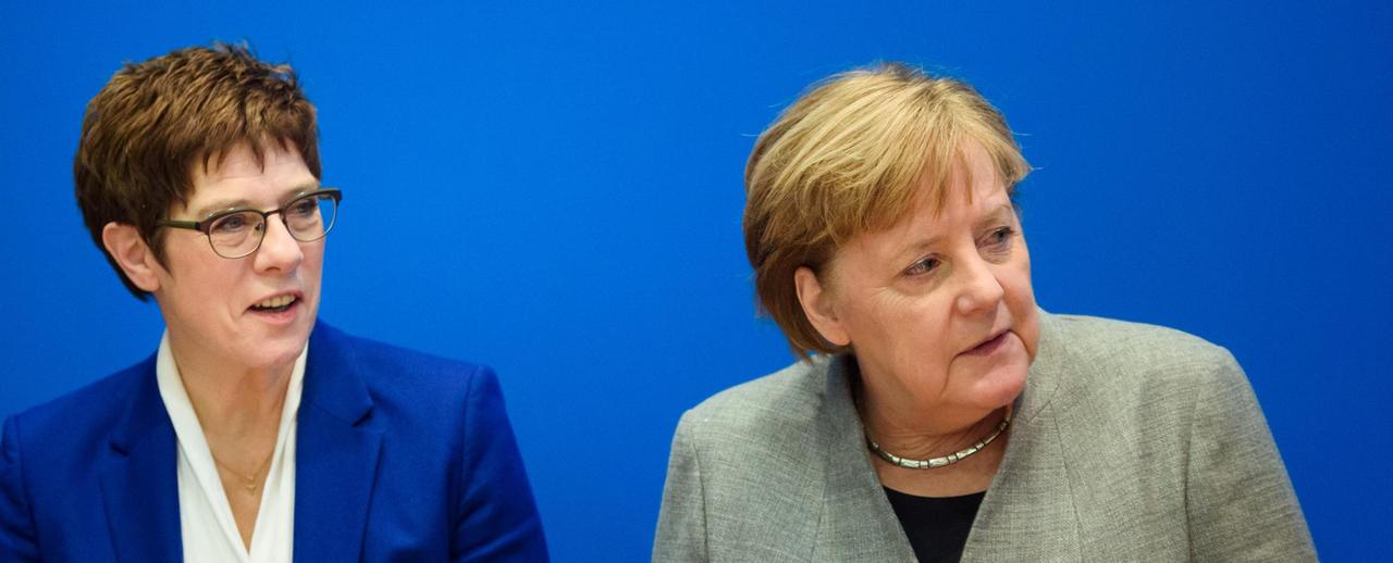 Das Foto zeigt Annegret Kramp-Karrenbauer (CDU, l), Bundesvorsitzende der CDU und Verteidigungsministerin, und Bundeskanzlerin Angela Merkel (CDU) während einer Sitzung des Vorstands der CDU im Konrad-Adenauer-Haus.