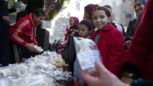 Süßigkeitenstand in Kairo, Ägypten, an dem Muslime für das Mawlid al-Nabi- Fest einkaufen