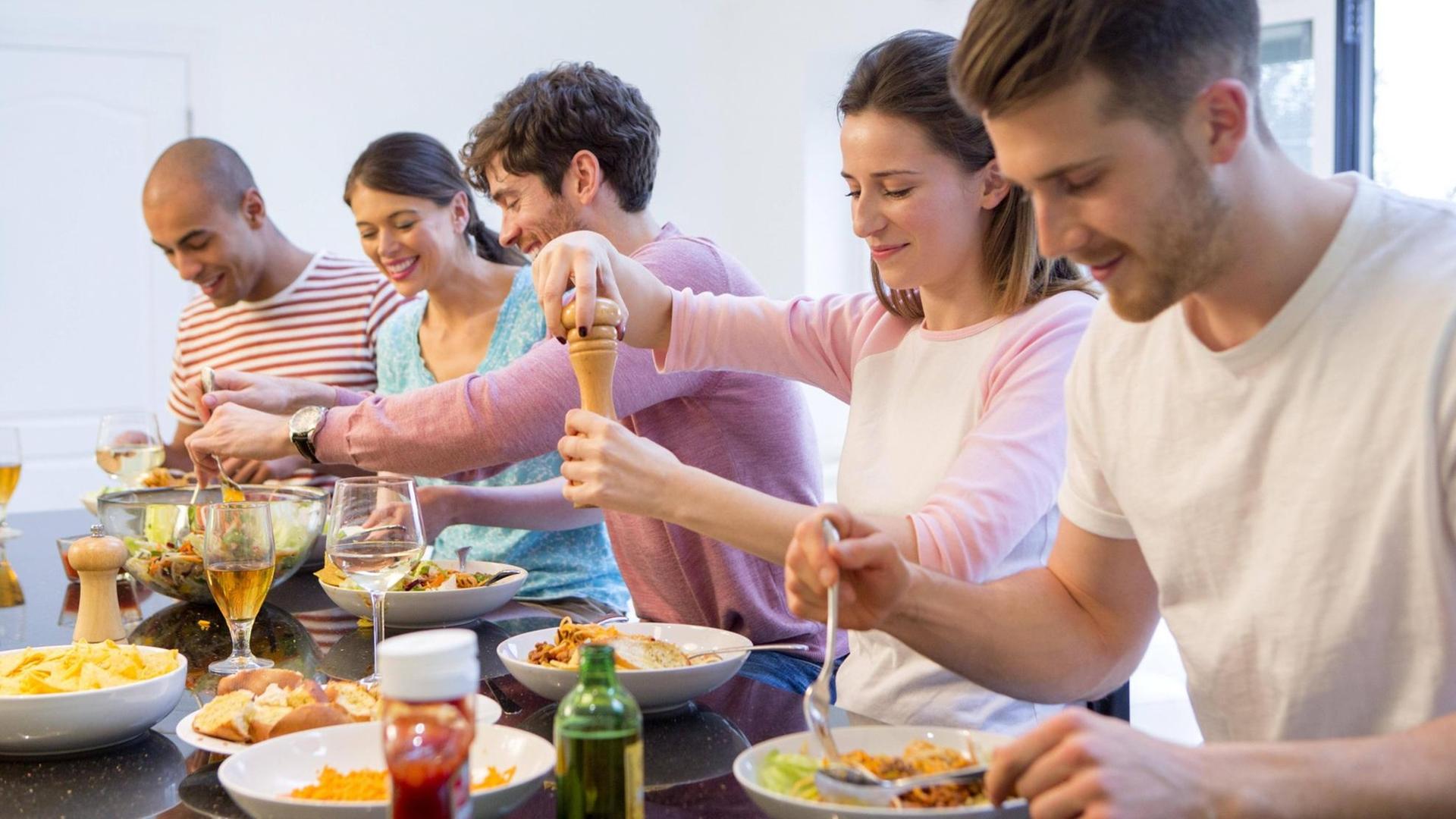 Friends Having Dinner model released Symbolfoto PUBLICATIONxINxGERxSUIxAUTxONLY Copyright: xDGLimagesx Panthermedia17872654 Friends Having Dinner model released Symbolfoto PUBLICATIONxINxGERxSUIxAUTxONLY Copyright: xDGLimagesx Panthermedia17872654