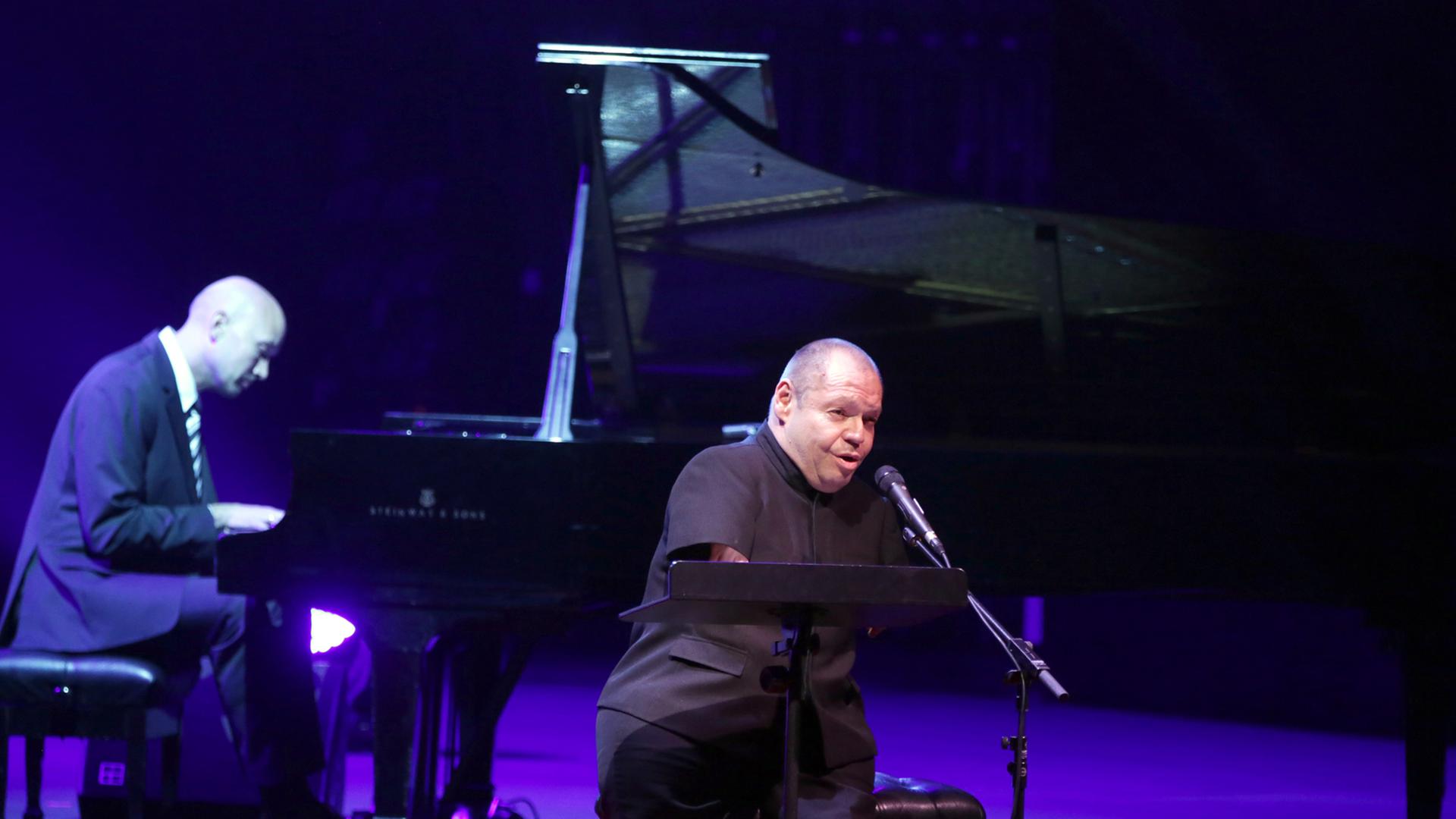 Bassbariton Thomas Quasthoff (r.) in der Komischen Oper in Berlin, in Begleitung eines Pianisten. Bassbariton Thomas Quasthoff (r.) in der Komischen Oper in Berlin, in Begleitung eines Pianisten.