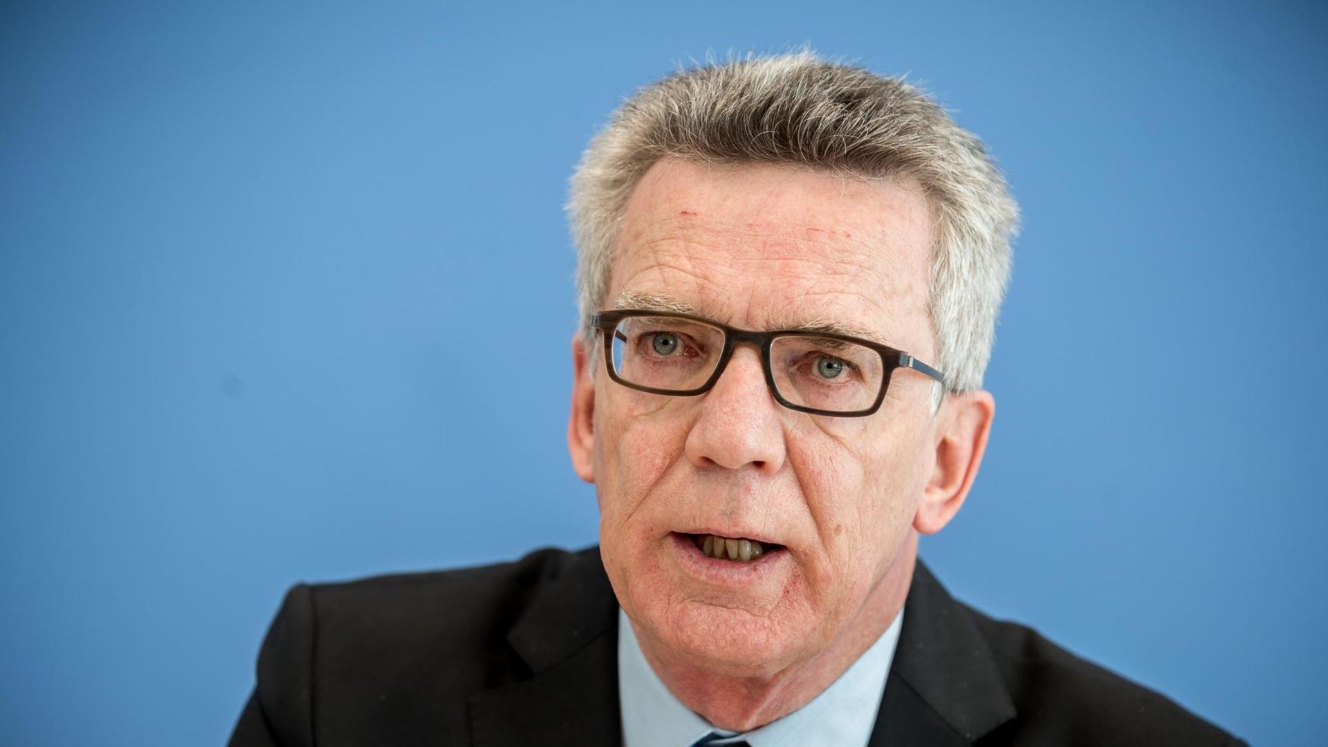 Bundesinnenminister Thomas de Maiziere (CDU) spricht bei der Vorstellung der Polizeilichen Kriminalstatistik (PkS) 2016 am 24.04.2017 in Berlin. Bundesinnenminister Thomas de Maiziere (CDU) spricht bei der Vorstellung der Polizeilichen Kriminalstatistik (PkS) 2016 am 24.04.2017 in Berlin.
