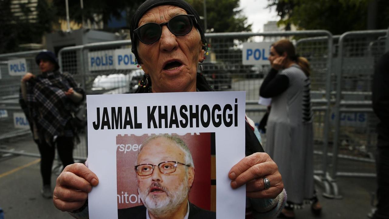 Ein Mann hält ein Foto von Journalist Jamal Khashoggi hoch. Ein Mann hält ein Foto von Journalist Jamal Khashoggi hoch.