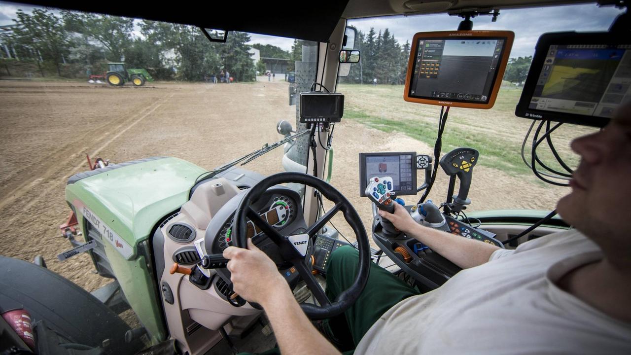 Digitalisierung in der Landwirtschaft: Ein Bauer sitzt in einem hochtechnologisiertem Traktor, aufgenommen auf dem Lehr- und Versuchsgut (LVG) in Koellitsch Digitalisierung in der Landwirtschaft: Ein Bauer sitzt in einem hochtechnologisiertem Traktor, aufgenommen auf dem Lehr- und Versuchsgut (LVG) in Koellitsch
