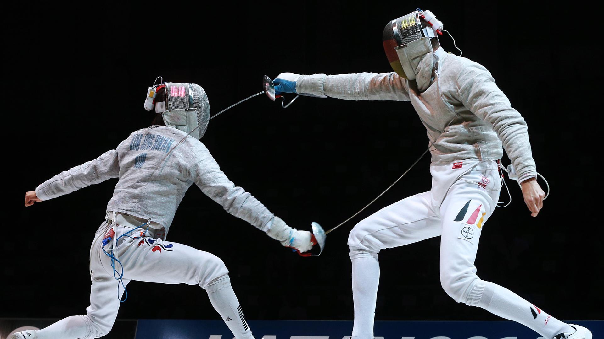 Die Säbelfechter Nicolas Limbach (Deutschland) und Junghwan Kim (Südkorea) bei der WM im russischen Kazan Die Säbelfechter Nicolas Limbach (Deutschland) und Junghwan Kim (Südkorea) bei der WM im russischen Kazan