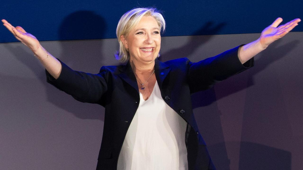 Marine Le Pen vor Unterstützern am Wahlabend in Henin-Beaumont Marine Le Pen vor Unterstützern am Wahlabend in Henin-Beaumont